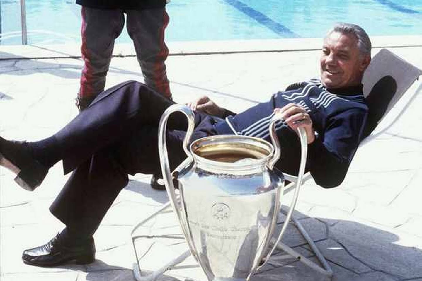 Chumping Pundits, managers or footballers attire - One Mick Jones